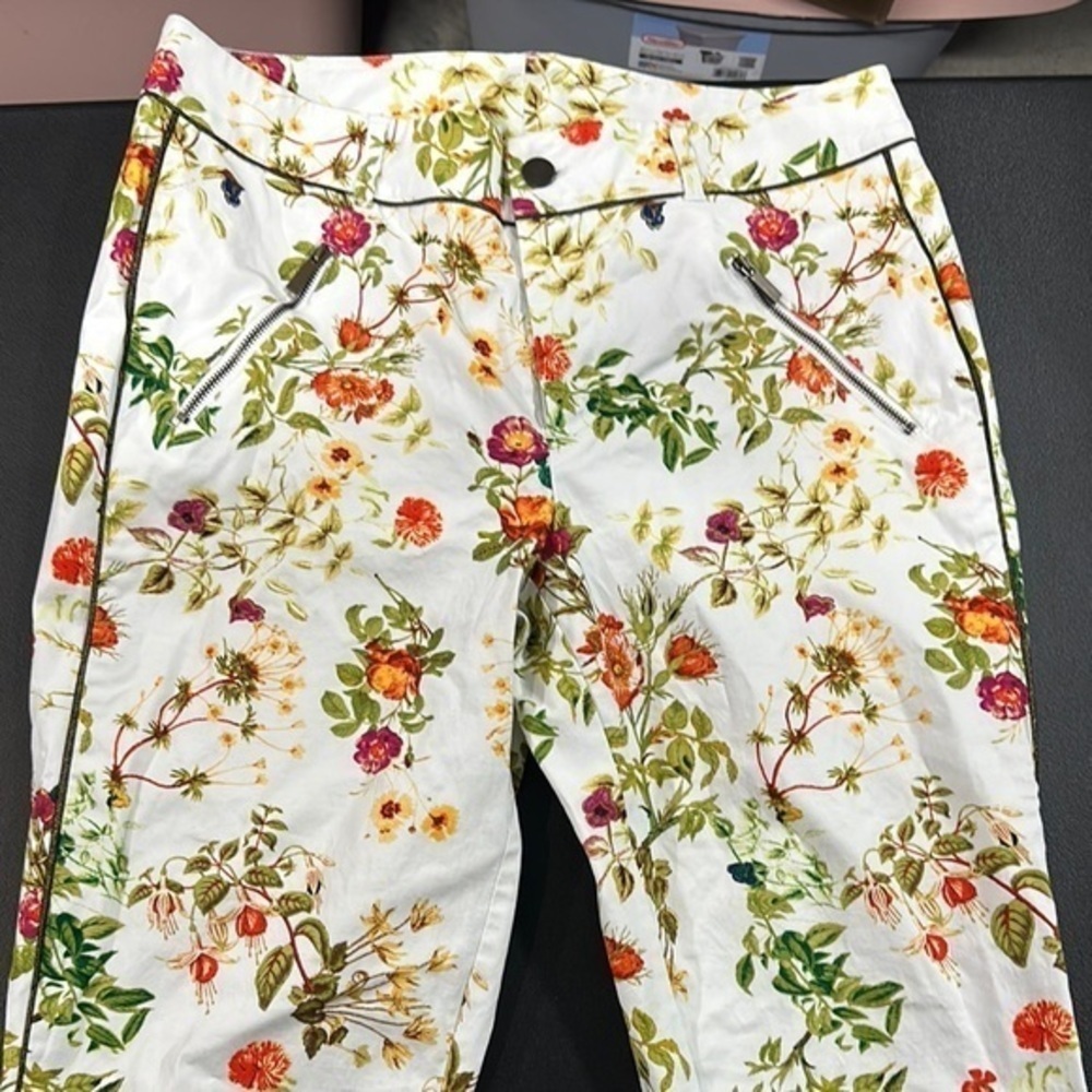 808.  Disney Alice size 6 Multicolor Floral Women's capri pants